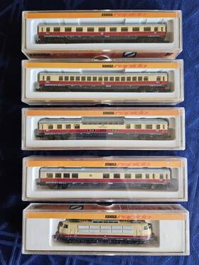 0235-br103 Arnold Rapido Vintage N Scale Locomotive And Passenger Cars - Lot Of 5 Nice