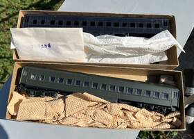 03413 Athearn Pair Of Undecorated Round Rood Coaches In Blue Box Ho