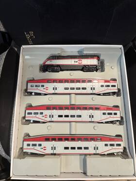 25909 Athearn Caltrain Bombardier Passenger Set #230 226 227 Plus Cab 924
