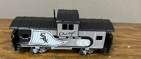 14-09117-012 Bachmann Hawthorne Village Chicago White Sox Win Caboose With Tracks And Coa 14-09117-012 Bachmann Hawthorne Village Chicago White Sox Win Caboose With Tracks And Coa