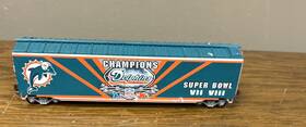 14-27900-009 Bachmann Hawthorne Village Miami Dolphins Super Bowl Champions Box Car With Crossing Gate