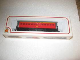 43-1028-24 Bachmann Ho Scale 47ft Central Pacific Old Time Coach