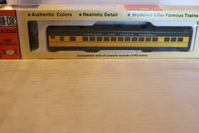 000916 Con-cor Ho Scale Coach Car Chicago And North Western Green Yellow #3410 - 916