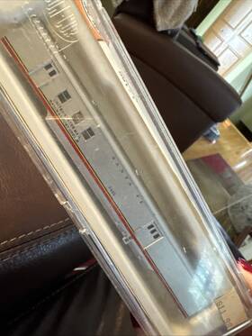 001-04021g Con-cor N Scale Santa Fe 85 Smooth Side Rpo/baggage Car No Trucks
