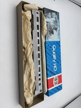 Con-cor 710f Con-cor Ho Scale Southern 85ft Corrugated Sides Coach Car