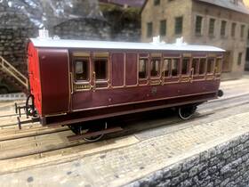 7p-020-500 Dapol Stroudley 4 Wheel Main Line Oil Lit Brake 3rd Mahogany Coach