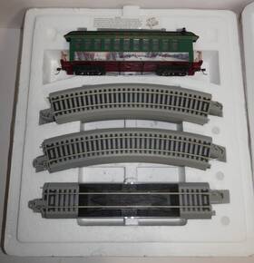 14-07959-002 Hawthorne Village On30 Thomas Kinkade Inch Victorian Christmas Coach Car With Track