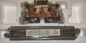 14-00104-009 Heritage Village Hawthorne The Duke Express Ride Home Box Car With Tracks New Old Stk