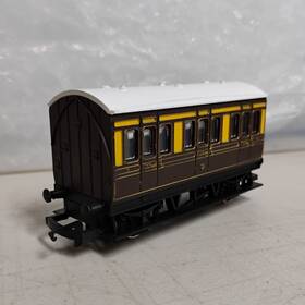 R016-060 Hornby Oo Scale Chocolate And Cream Short Coach. Good