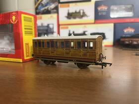R40103 Hornby Gnr 4 Wheel Coach With Lights