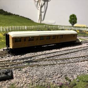 R4333 Hornby Railroad Lner Brake Composite Coach - Era 3 R4333 Hornby Railroad Lner Brake Composite Coach - Era 3