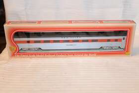 47361 Ihc Ho Scale Coach Car New Haven Silver And Orange #8608 -
