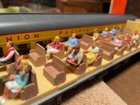 6-83019b Lionel 683019b Union Pacific Excursion Inch Portland Rose Coach With Preiser People