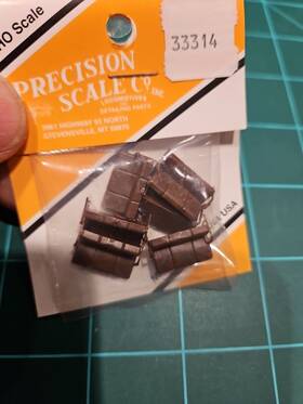 33314 Precision Scale Co. Ho Seats/triple Coach With Arm Rest Brown