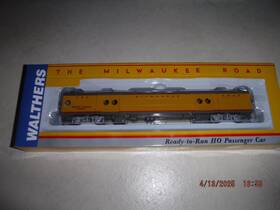 Walthers 616374070954 Ho Milwaukee Road Express Car With Cond Window Hiawatha Yellow Scheme New