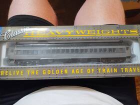 932-10105 Walthers Ho Union Pacific Heavyweight Paired Window Coach Gray