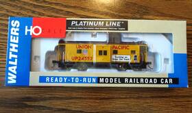 932-40474 Walthers Platinum Line Union Pacific Bay Window Caboose 24552