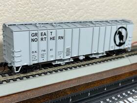 932-40553 Walthers Great Northern - Inch Rocky -50 Ft Airslide Covered 2 Bay Hopper Ho Scale New