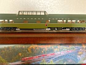 932-9095 Walthers Northern Pacific - 2 Tone Loewy Budd Vista Dome Coach- Ho Scale -w/interior New