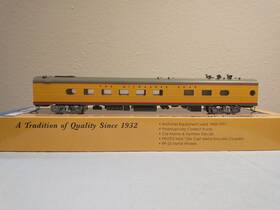 932-9231 Walthers Ho Milwaukee Road 85ft 48 Seat Dining Car Diner - Armor Yellow