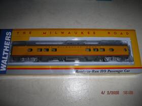 932-9241 Walthers Ho Milwaukee Road Hiawatha Yellow Gray Scheme 26-seat Tap Lounge - New