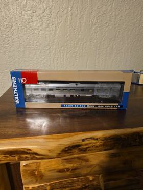 932-15122 Walthers 93215122 85ft Budd Grill Diner Santa Fe