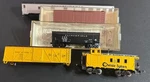 Lot Of 5 Scale Railroad Cars Chessie, Clinchfield. Fixed Price $40.00.